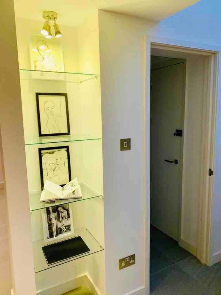 Unique And Artistic 1bed Flat With Kitchen And Bathroom Londra