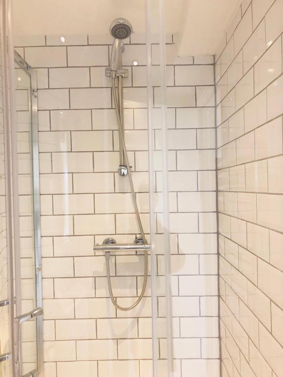 Unique And Artistic 1bed Flat With Kitchen And Bathroom Londra