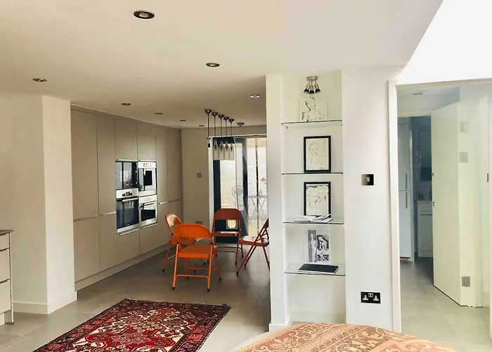 Unique And Artistic 1Bed Flat With Kitchen And Bathroom
